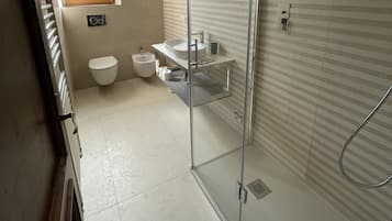 Chuveiro, secador de cabelo, toalhas de banho