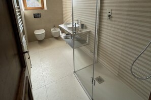 Shower, hair dryer, towels - 1-bed Apartment With Free Parking (Montepulciano)