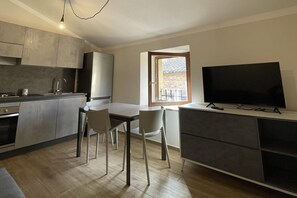 Fridge, microwave, oven, stovetop - 1-bed Apartment With Free Parking (Montepulciano)