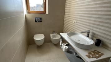 Apartment | Bathroom | Shower, hair dryer, towels
