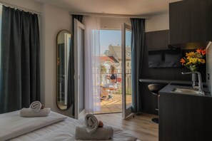 Exclusive Studio (Rose) | Private kitchen | Mini-fridge, coffee/tea maker, electric kettle - Florum Hotel (Vienna)