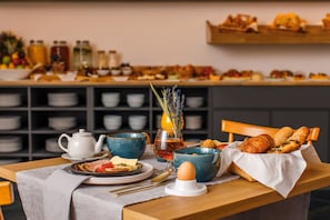 Petit déjeuner buffet (15 EUR par personne)