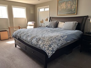 3 bedrooms, iron/ironing board, travel crib, WiFi - Neighborhood home w/3 Bdrm, 2.5 ba, full of light, 15 min from Hayward (Eugene)