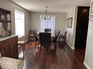 Dining - Neighborhood home w/3 Bdrm, 2.5 ba, full of light, 15 min from Hayward (Eugene)