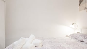 2 slaapkamers, een strijkplank/strijkijzer, internet, beddengoed