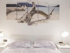 2 bedrooms, iron/ironing board, Internet, bed sheets