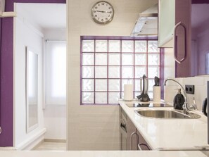 Fridge, microwave, oven, coffee/tea maker - La Casa Púrpura (Toledo)