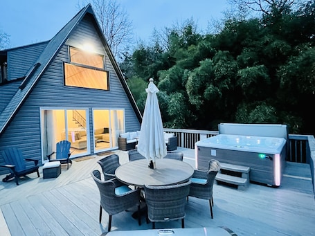 屋外ダイニングエリア. Riverfront🏕A-Frame/HOT TUB/Fire Pit! FAST Wifi