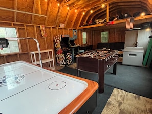 Game room - Riverfront🏕A-Frame/HOT TUB/Fire Pit! FAST Wifi (Maurertown)