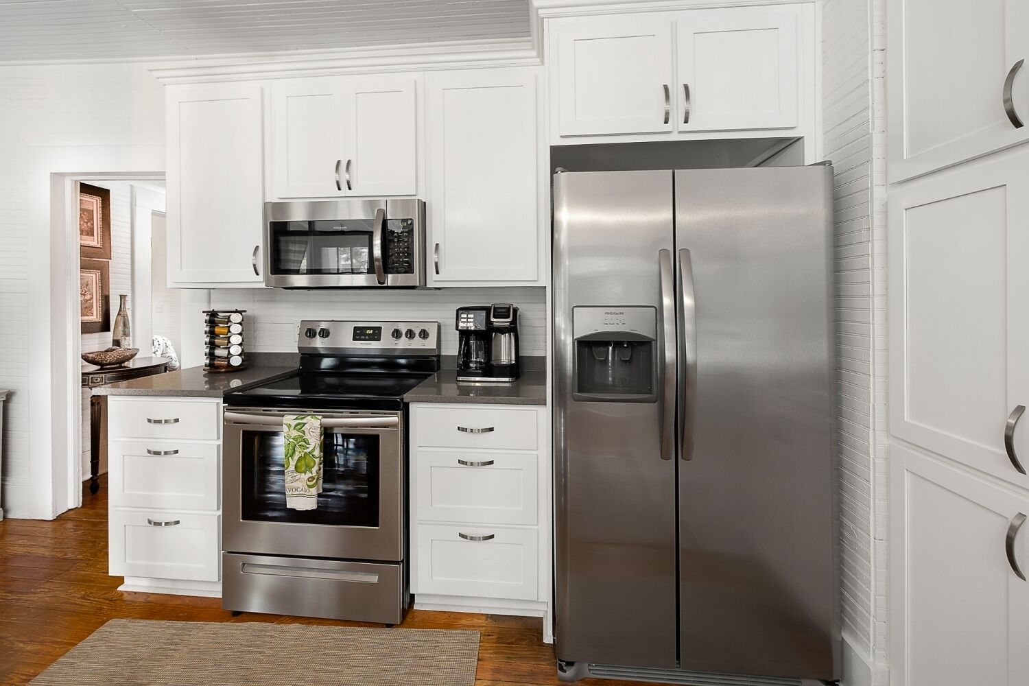 Spacious Cottage 1 block from beach with Rocking Chair Porches