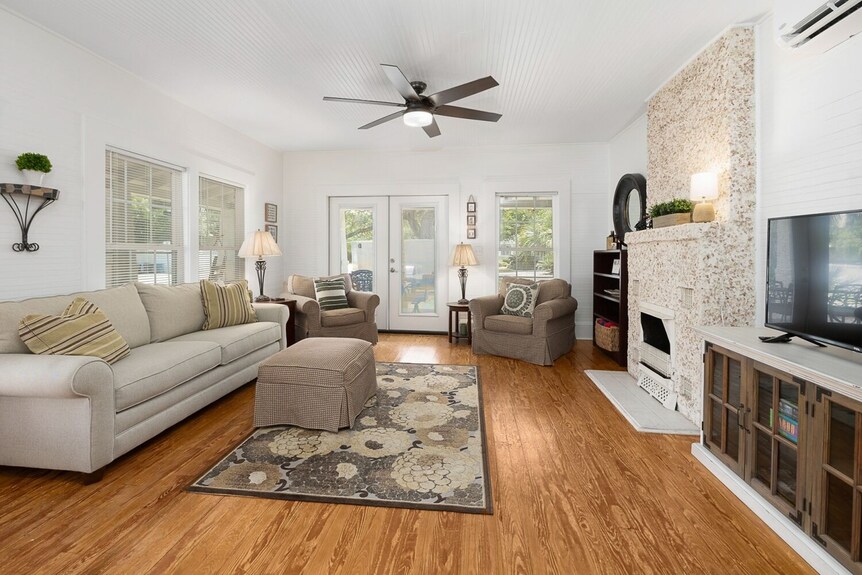 Spacious Cottage-wraparound Deck! One Short Block To Beach-walk To Pier Village - Jekyll Island, GA