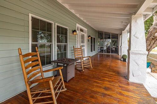 Spacious Cottage-Wraparound Deck! One short block to beach-Walk to Pier Village!