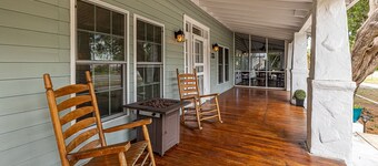 Spacious Cottage-Wraparound Deck! One short block to beach-Walk to Pier Village!
