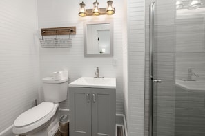 Ensemble douche/baignoire, sèche-cheveux, serviettes fournies, savon