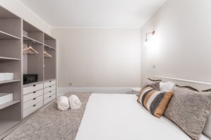 1 sovrum, skrivbord, internet och sÀngklÀder