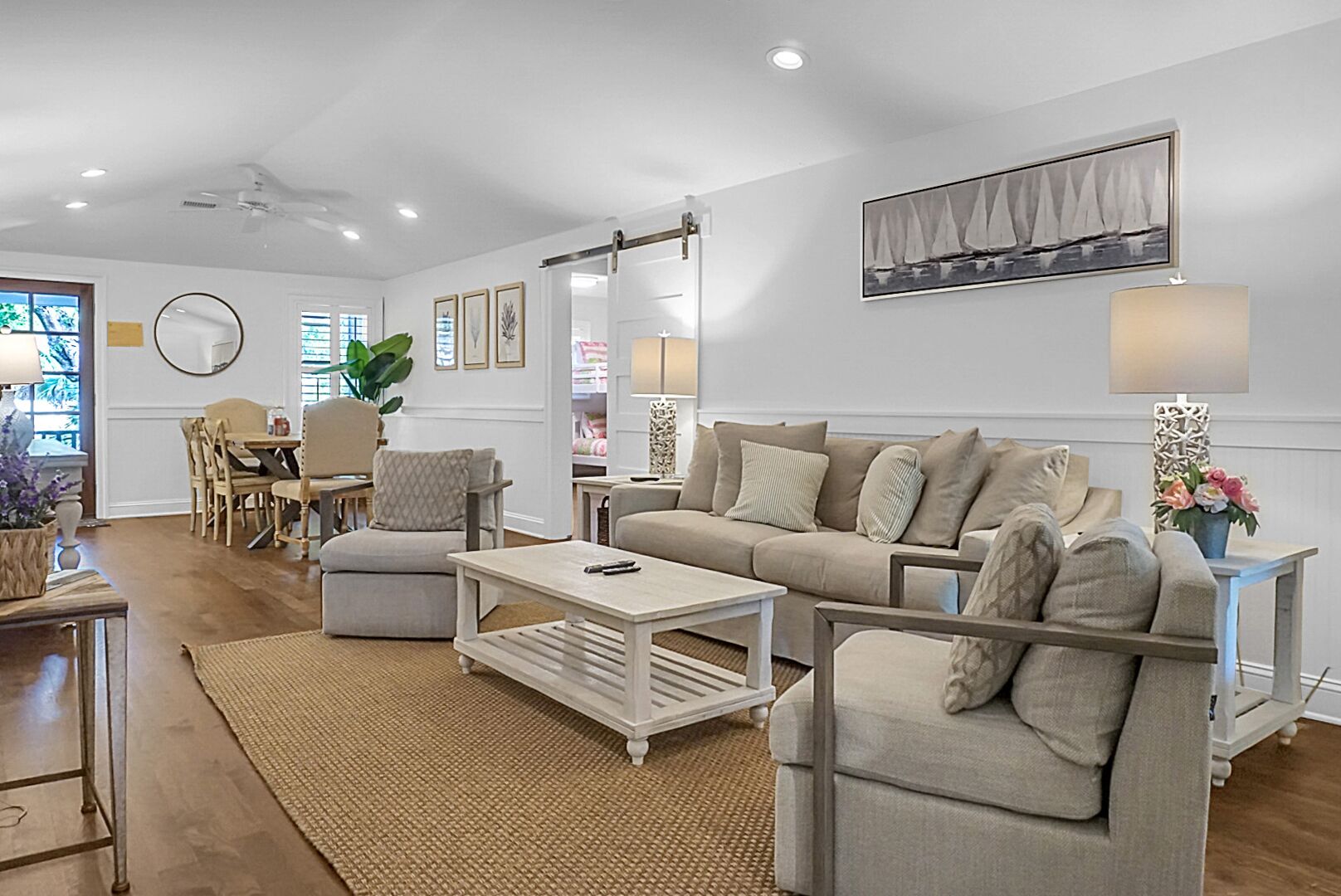 Golf Cart INCLUDED-4 bedroom w 3 Bathrooms -3 min walk to beach & restaurants