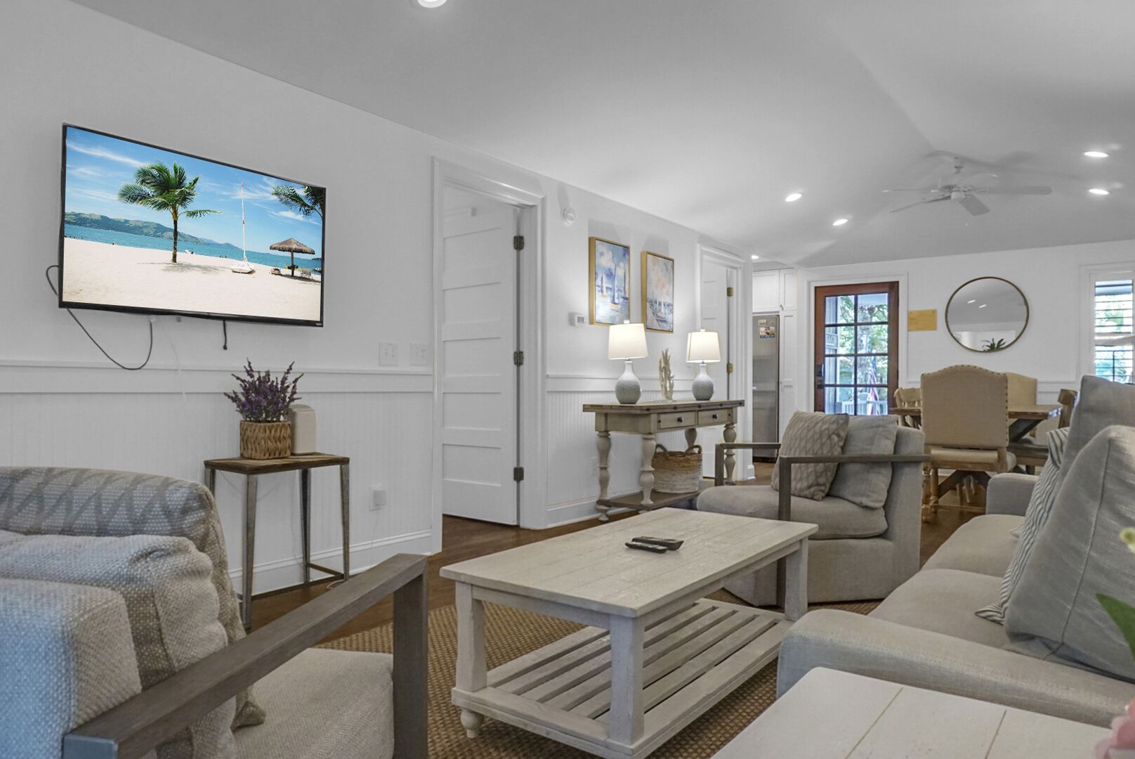 Golf Cart INCLUDED-4 bedroom w 3 Bathrooms -3 min walk to beach & restaurants