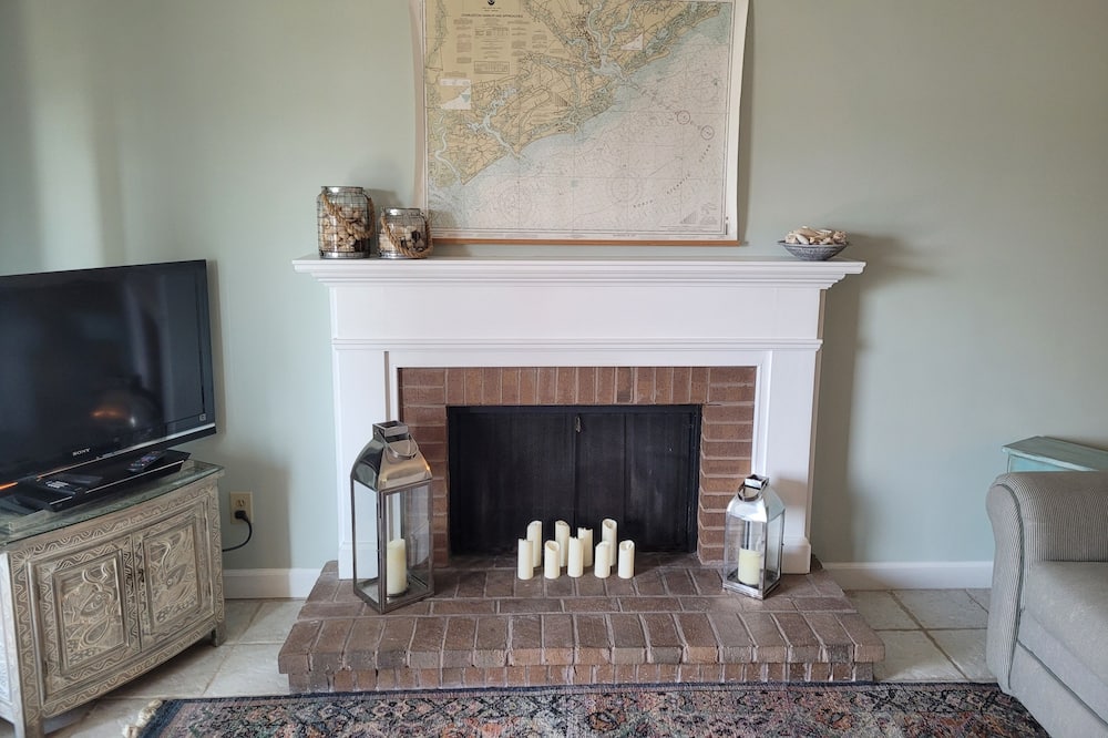 5 star rated Boutique Villa for 4 guests at Bohicket Marina with beach access!