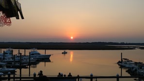 Sunset at Bohicket Marina Village - Waterfront Villa at Bohicket Marina and beach access! (Seabrook Island)