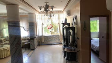 2 habitaciones, tabla de planchar con plancha y cuna de viaje