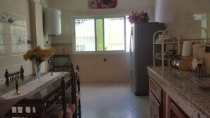 Kühlschrank, Mikrowelle, Wasserkocher mit Kaffee-/Teezubehör, Toaster