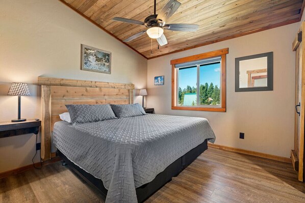 3 bedrooms, desk, iron/ironing board, travel cot