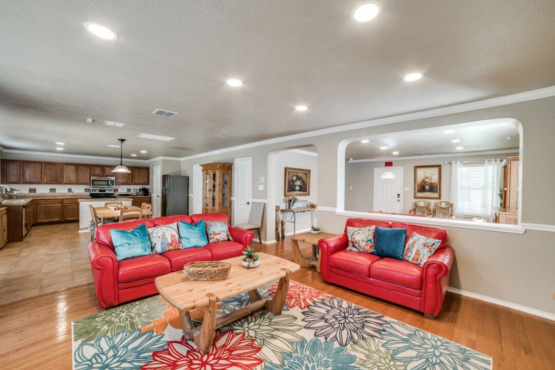 Televisión, libros y oficina 