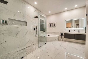Bathtub, jetted bath - Spectacular pool house with hot tub and cinema (Corinth)