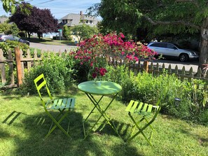Outdoor dining - Captain's Cottage, historic cottage on corner lot. (Seattle)