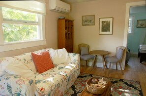 Smart TV, books - Captain's Cottage, historic cottage on corner lot. (Seattle)