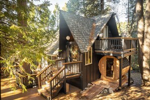 Exterior - The Lightfoot Cabin · Mid-Century Perfect Romantic Getaway Hot Tub|Sauna (Running Springs)