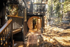 Property grounds - The Lightfoot Cabin · Mid-Century Perfect Romantic Getaway Hot Tub|Sauna (Running Springs)
