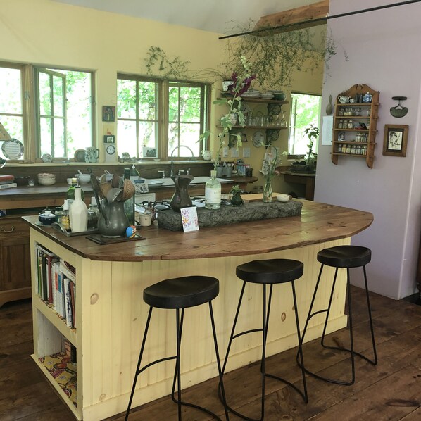 Dining - Romantic Riverside Bungalow (Lincoln)