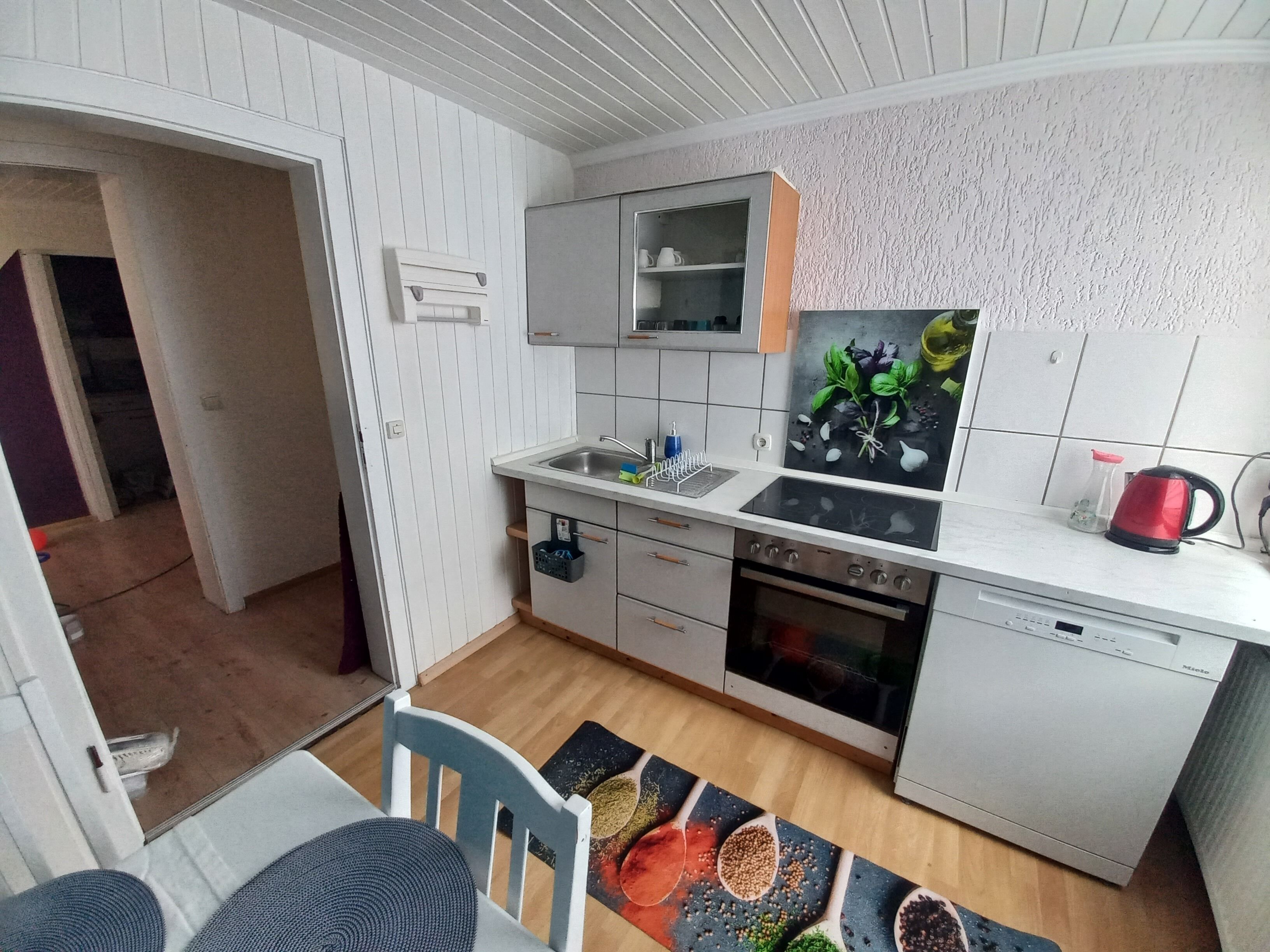 Cafetera y tetera, refrigerador, horno y parrilla de estufa 