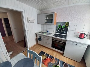 Een koelkast, een oven, een kookplaat, een vaatwasser