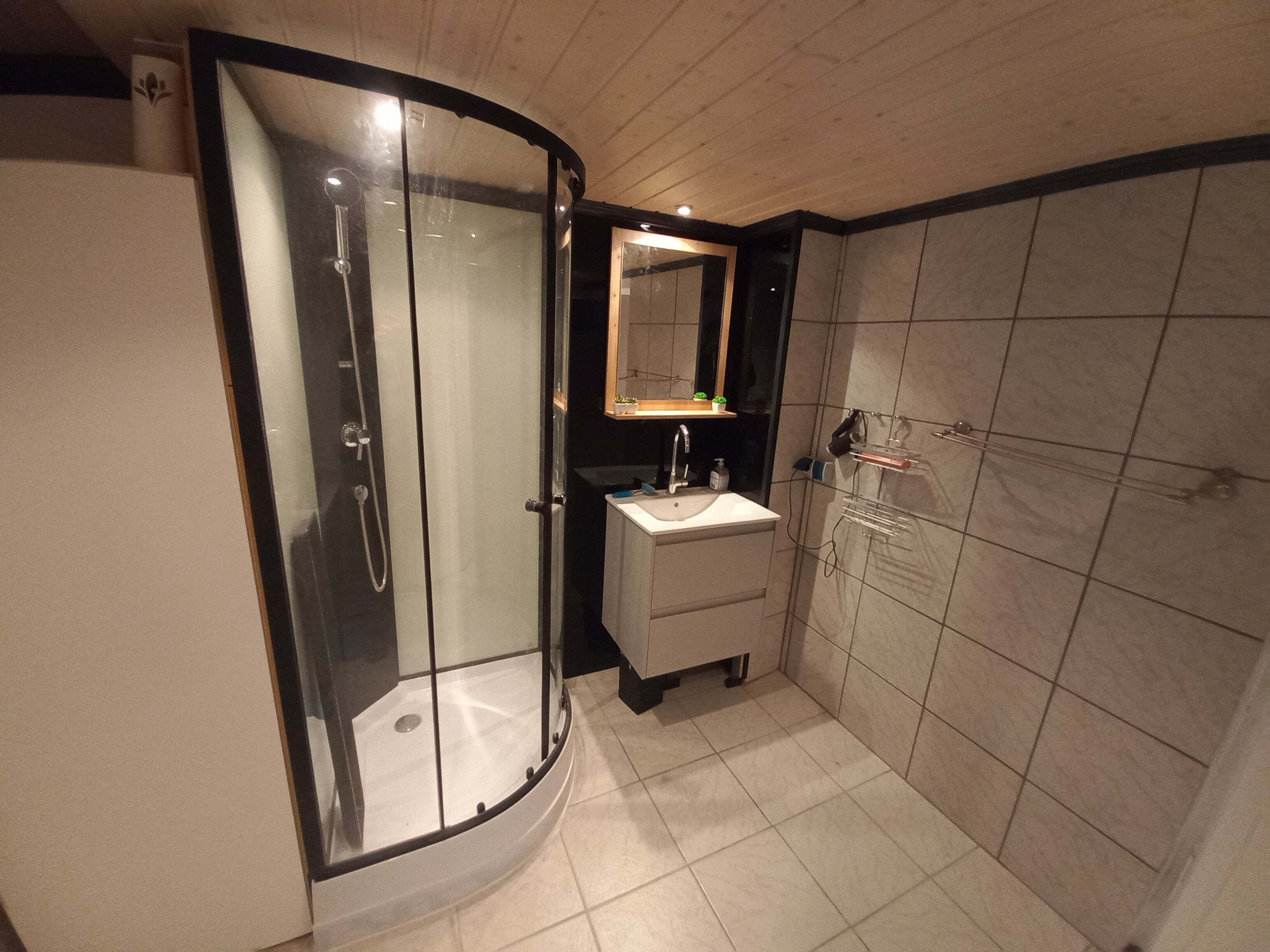 Dusche, Haartrockner, Handtücher, Seife