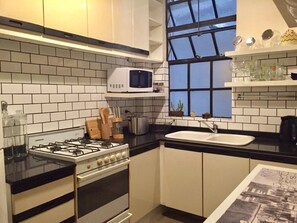 Fridge, microwave, oven, coffee/tea maker - Charming French-style Apartment in the best corner of Buenos Aires (Buenos Aires)