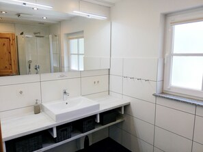 Dusche, Haartrockner, Handtücher