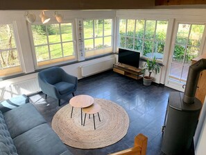 Televisie, een open haard en een stereo