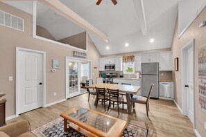 Dining - The Boathouse-GameRoom&OutdoorShower!Beach chairs,badges,buggy incl (Seaside Heights)