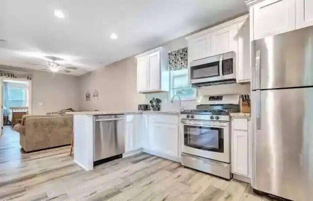 The Boathouse- 5 Bedroom 2 Bath w/ Game Room and Outdoor Shower!