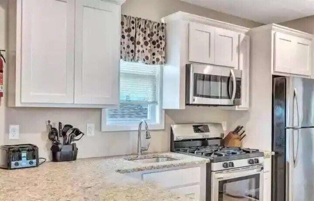 The Boathouse- 5 Bedroom 2 Bath w/ Game Room and Outdoor Shower!