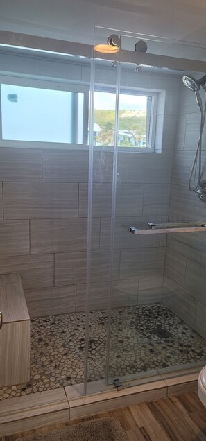 Douche, sèche-cheveux, serviettes fournies, papier toilette