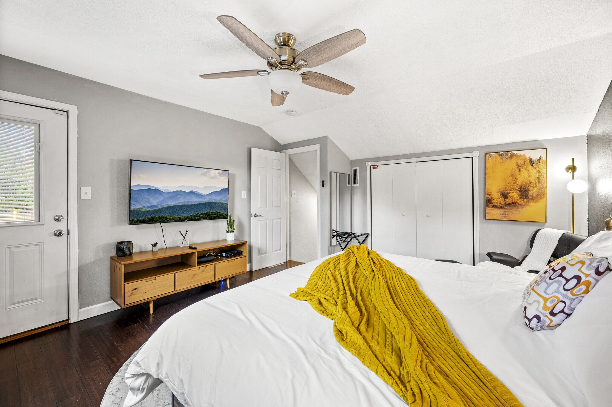 Romantic Couples Cottage with Hot Tub & Fire Pit.  1/4 mile from main strip 