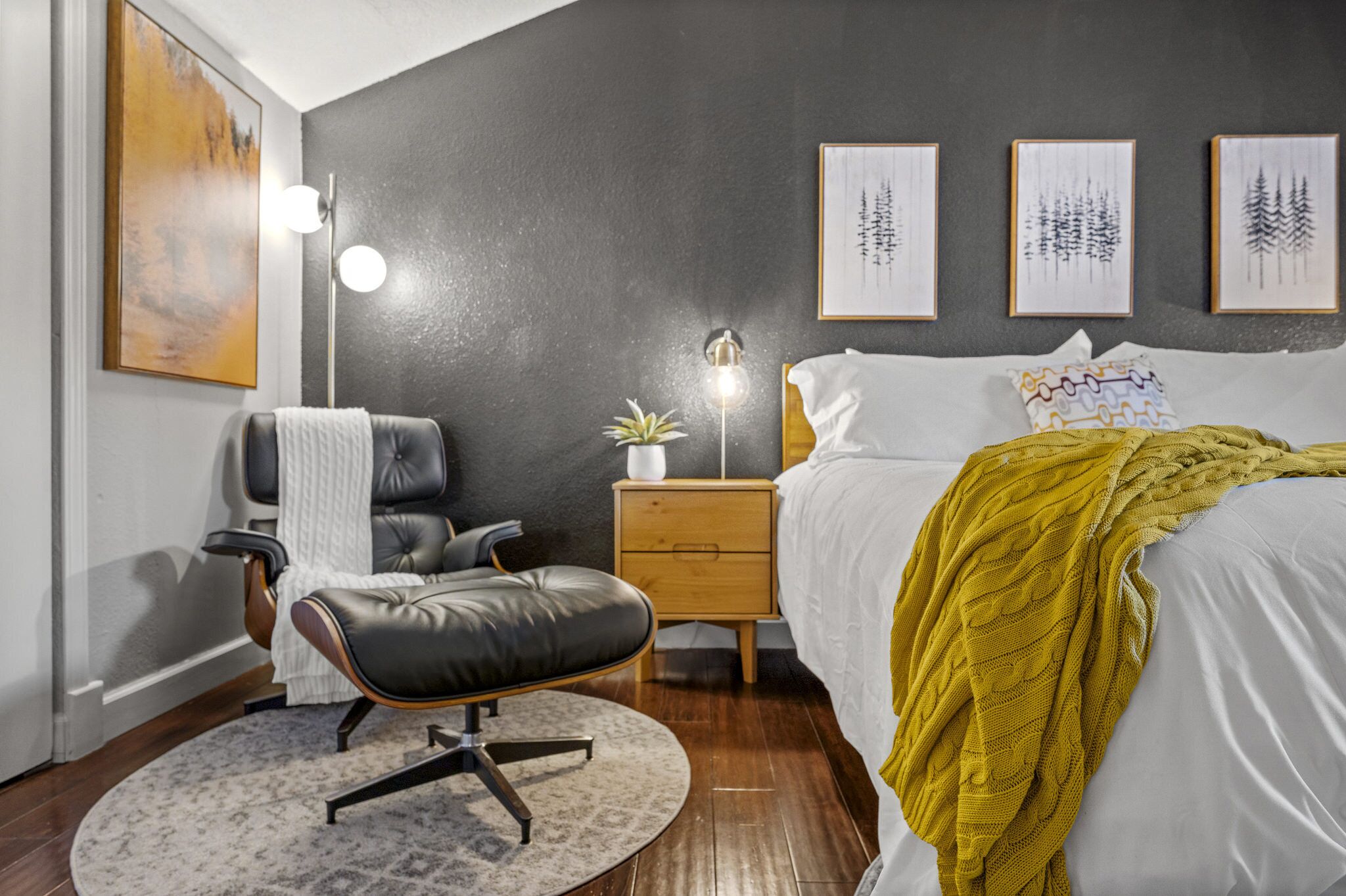 Romantic Couples Cottage with Hot Tub & Fire Pit.  1/4 mile from main strip 