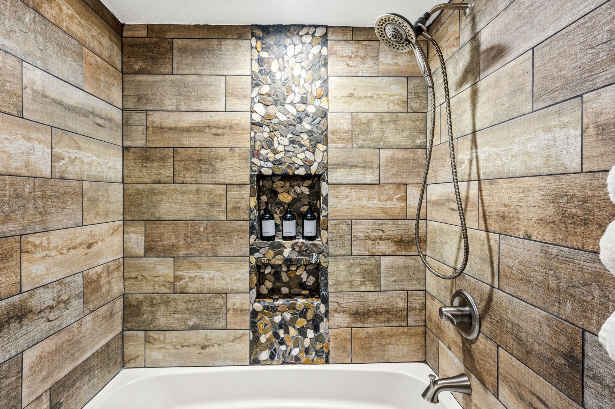 Romantic Couples Cottage with Hot Tub & Fire Pit.  1/4 mile from main strip 