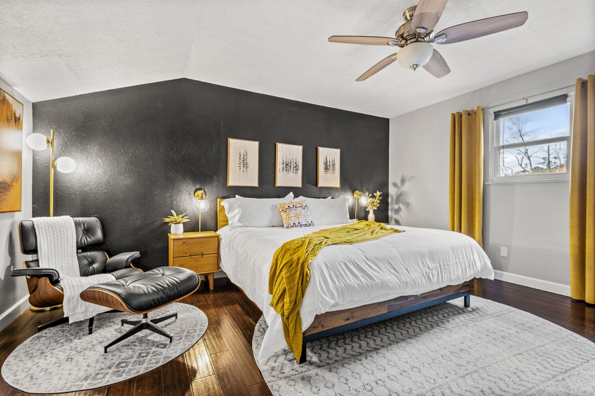 Romantic Couples Cottage with Hot Tub & Fire Pit.  1/4 mile from main strip 