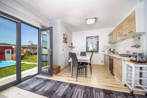 Jääkaappi, liesi, astianpesukone, leivänpaahdin