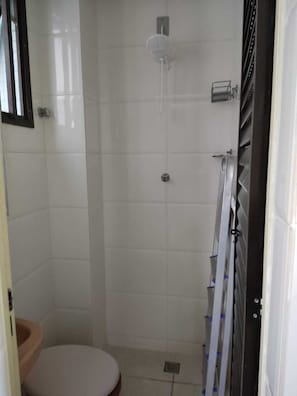 Regadera, secadora de cabello, papel de baño