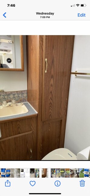 وحدات دش مع أحواض استحمام، ورق حمّام